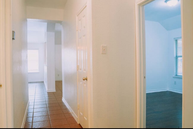 Building Photo - 614 Valencia Dr