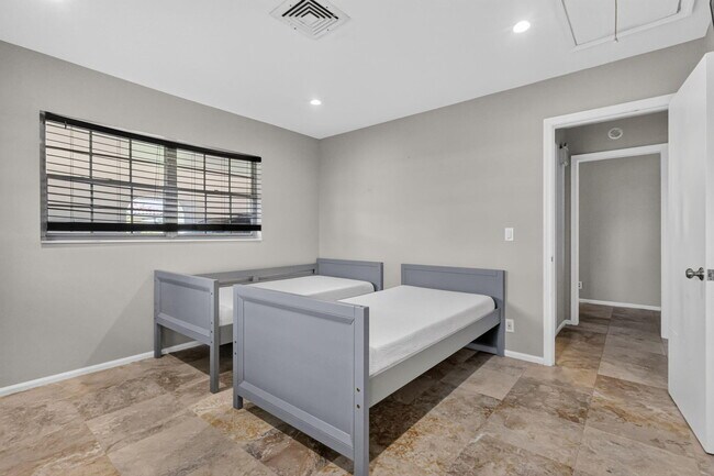 Building Photo - 213 Rio Vista Cir