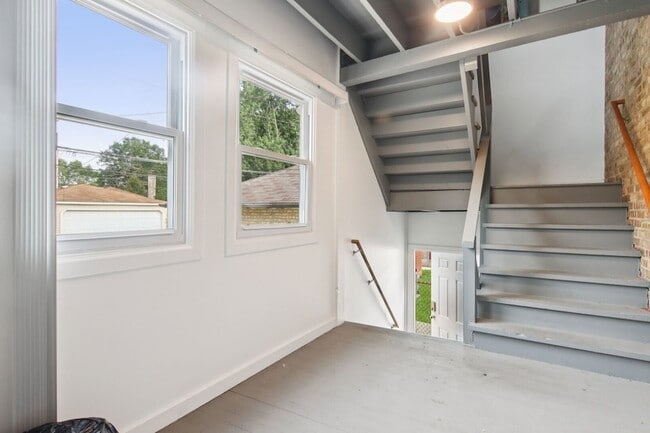 Building Photo - 8613 Trumbull Ave