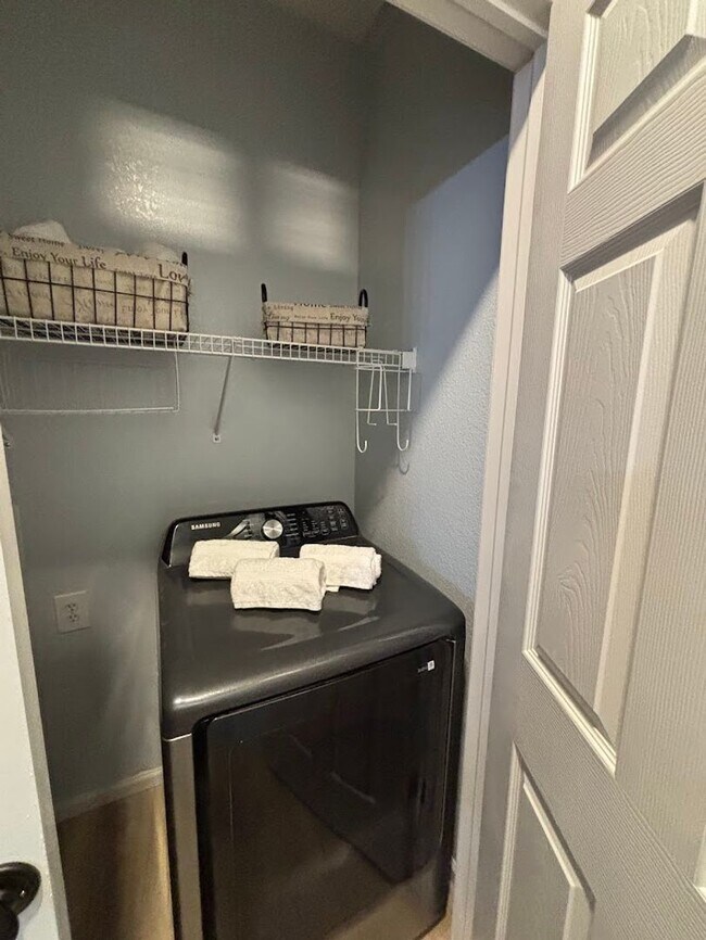 Building Photo - Beautiful Remodeled 3 Bedroom End Unit Townhouse