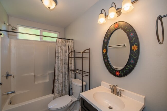 Building Photo - Furnished 3 bd. 2 ba. Makawao cottage on gated estate. Available May 1st for 1 yr. lease