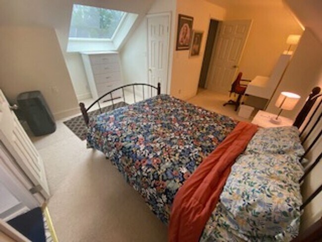 Building Photo - Single Family Townhome, 2 bedrooms, 3 full...