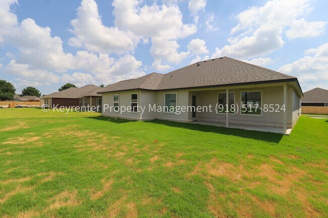 Building Photo - 2908 S Redwood Ave