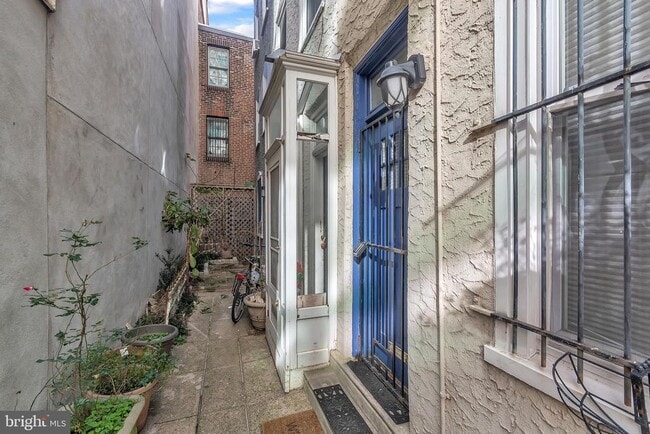 Building Photo - 1830R32 Manning St