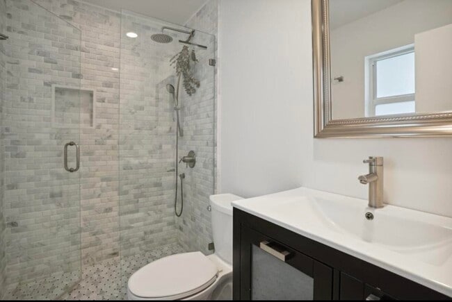 Building Photo - 603 SE 7th Ave