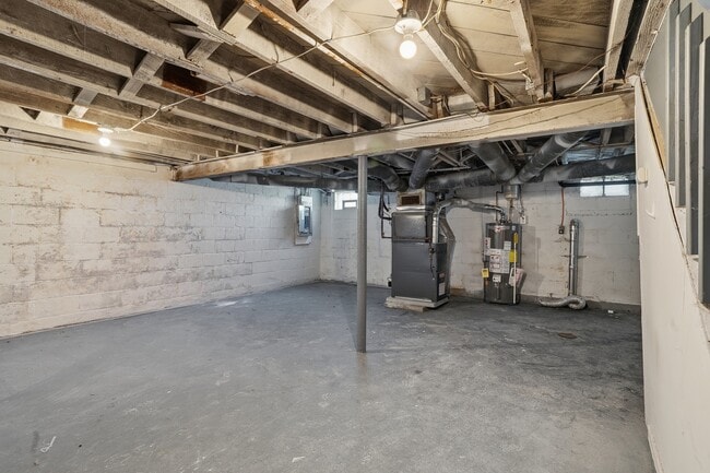 Building Photo - 624 Elm Dr