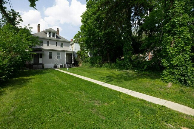 Building Photo - 135 E Norwich Ave