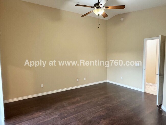 Building Photo - Gorgeous & Spacious 4 Bed Home