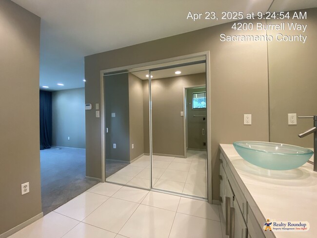 Building Photo - Sprawling Ranch with Open Floorplan & Exce...