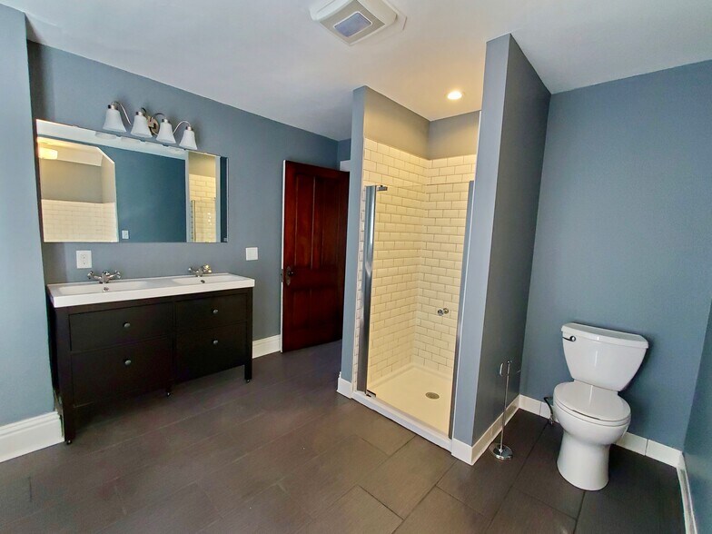 Bathroom - 2529 Charlotte St