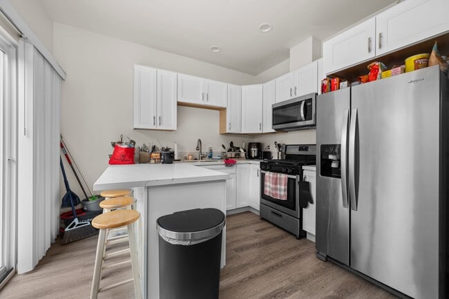 Building Photo - Spacious master bedroom!