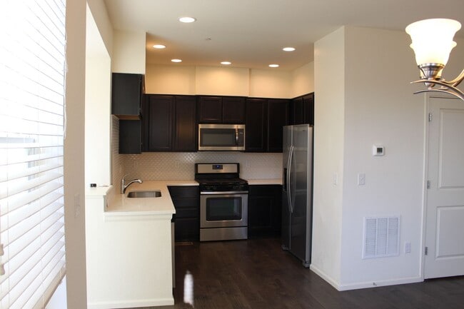Building Photo - Move-In Ready Townhome with Open Space Vie...