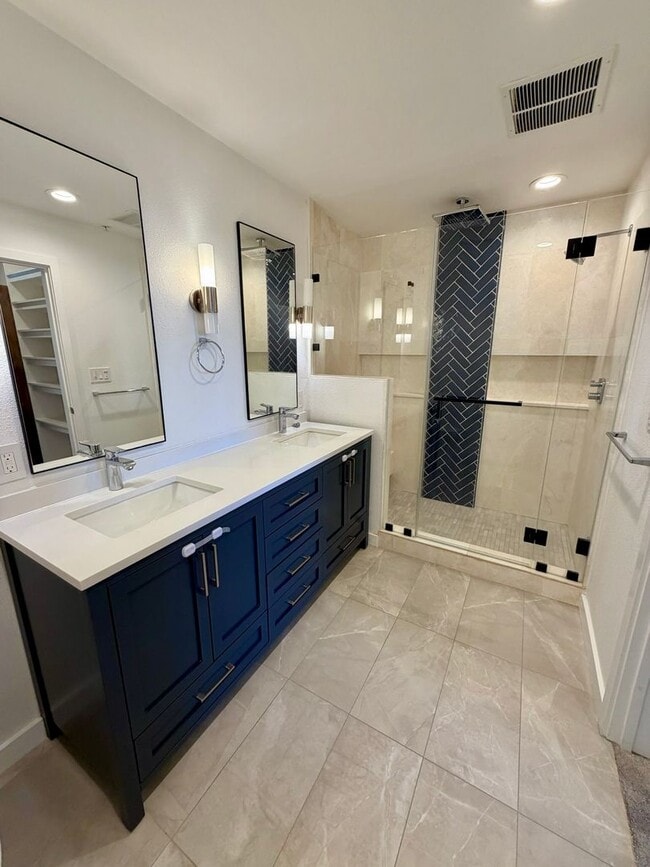 Building Photo - Corner Unit With Views