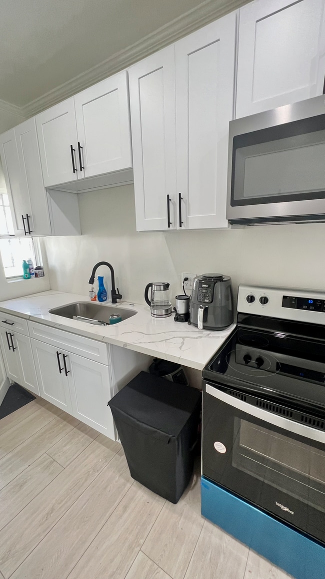 Building Photo - 207 Columbia Pl