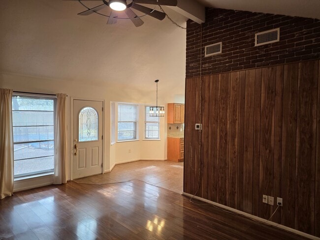 Building Photo - 2121 Redwood St