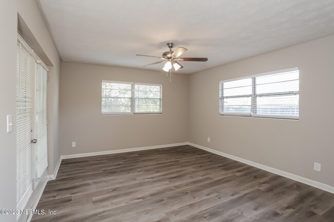 Building Photo - 7421 Deepwood Dr N