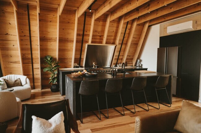 Building Photo - 503 NW D St