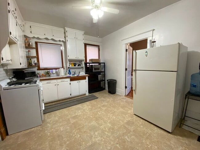 Building Photo - $6,000 | 8 Bedroom, 4 Bathroom Multi Floor...