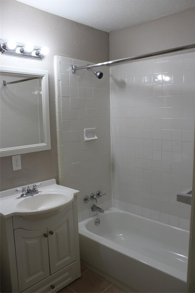 Building Photo - 7739 Greendowns St