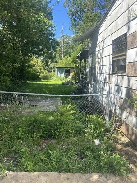 Building Photo - 844 Combs St