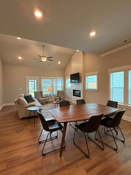 Building Photo - 2093 Firelight Wy
