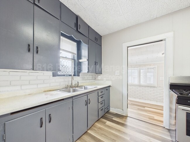 Building Photo - 1222 S 40th St