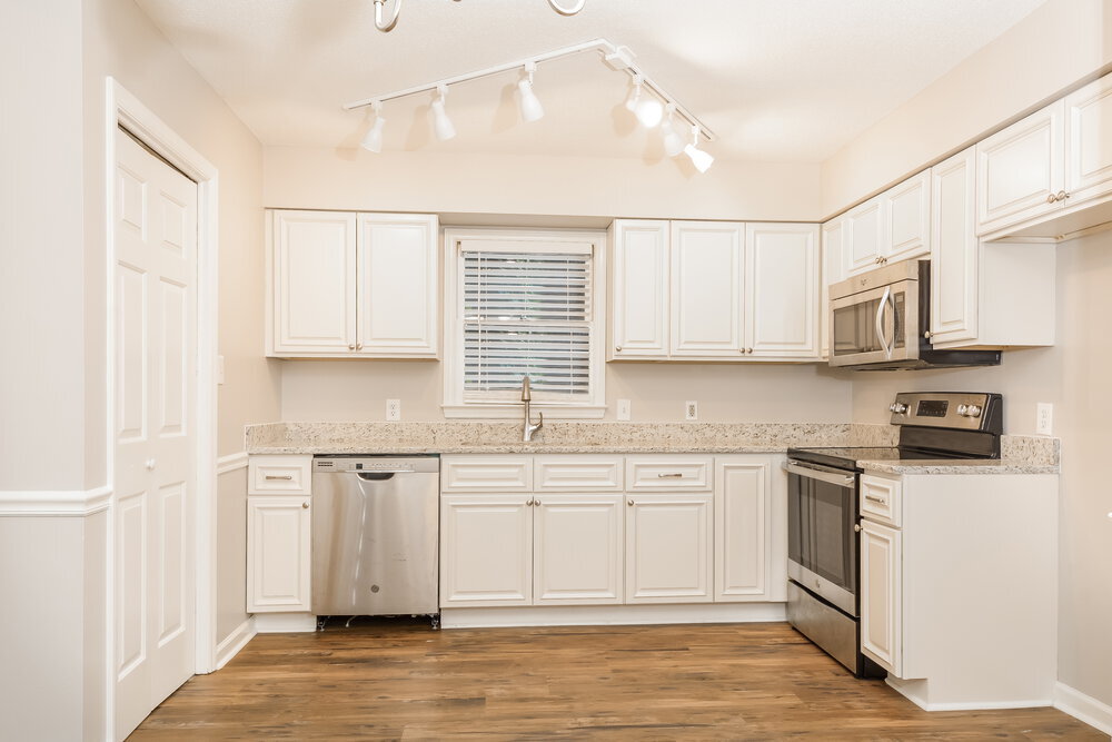 Building Photo - 4504 Aviemore Crescent