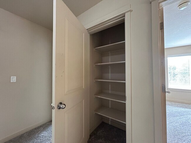 Building Photo - Spacious 4 Bed, 2.5 Bath Home!