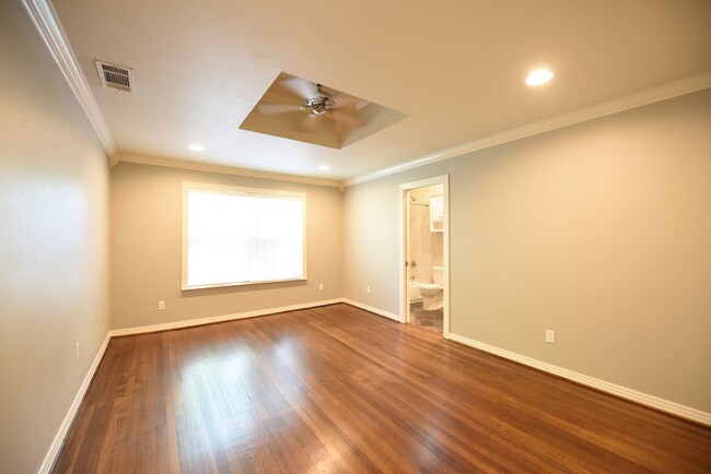 Building Photo - Walk to Inwood Village! Charming 3 bed 3 b...