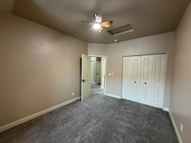 Building Photo - SPACIOUS TOWNHOME FOR RENT!