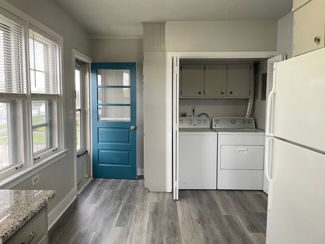 Building Photo - Charming NEWLY RENOVATED 2 Bedroom Apartme...