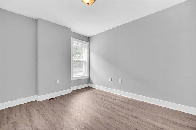Building Photo - 1834 Parkwood Ave