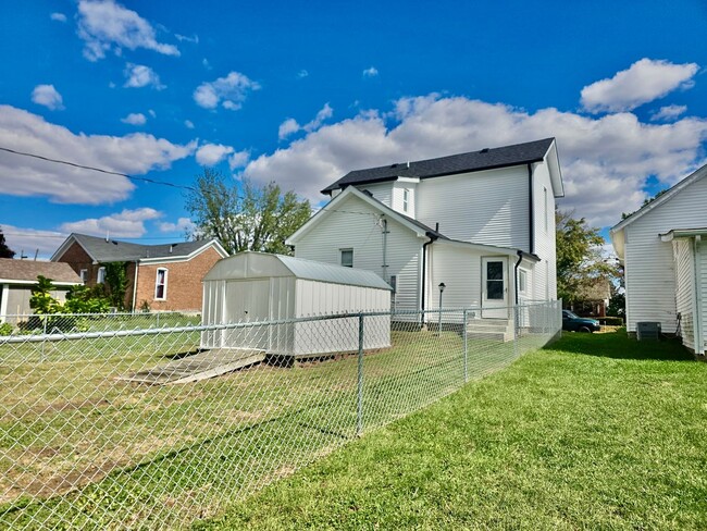 Building Photo - Cute and cozy Greensburg home!