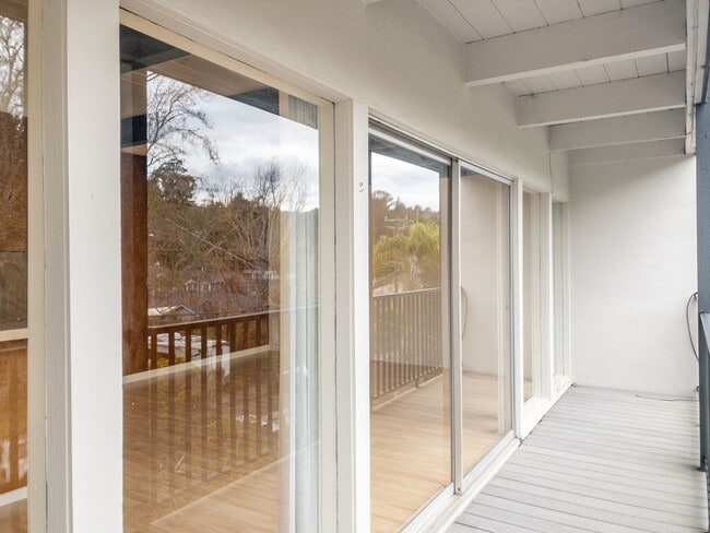 Building Photo - Tranquil Top Floor 1BR/1BA Unit! Large Private Balcony! Tam Valley! Parking! Laundry! Storage! PR...