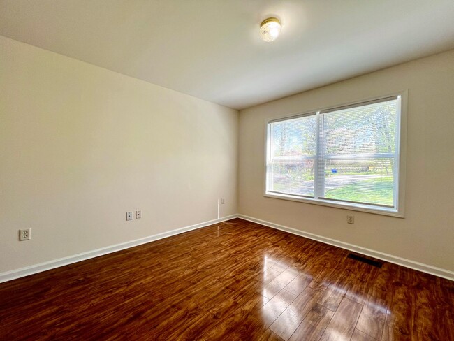 Building Photo - 3 Bedroom in West Asheville!