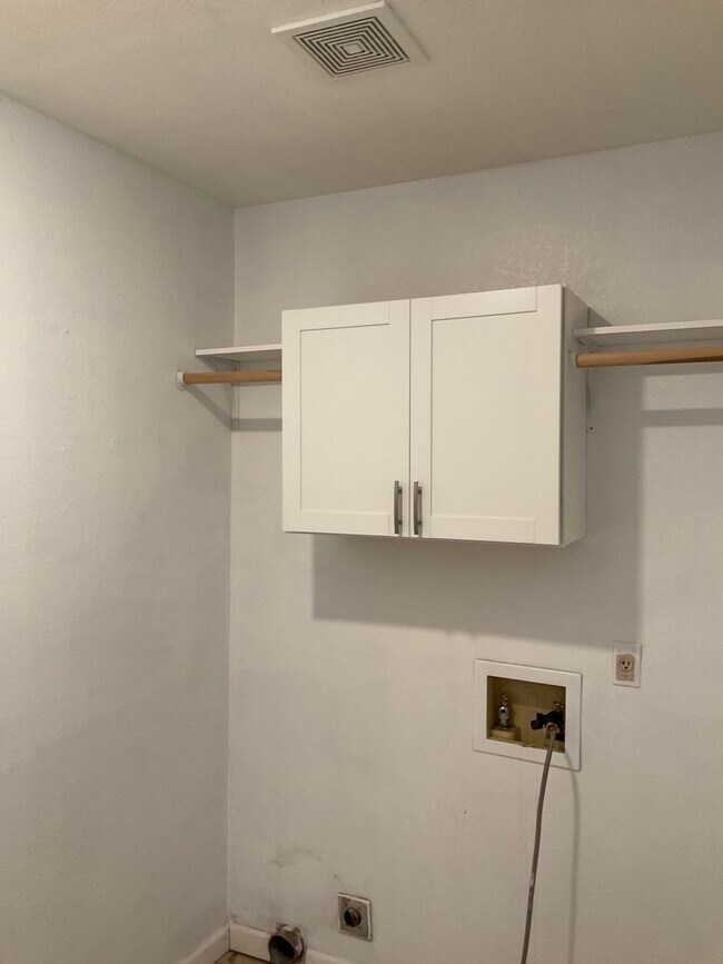 Building Photo - 354 Hazelnut Ln