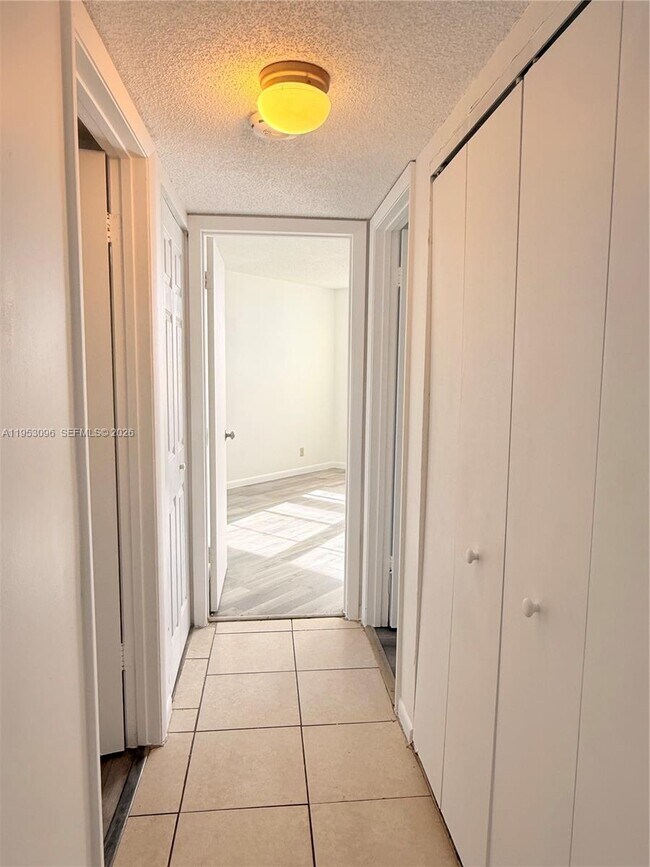 Building Photo - 210 Lake Pointe Dr