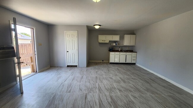 Building Photo - 301 Soria Dr