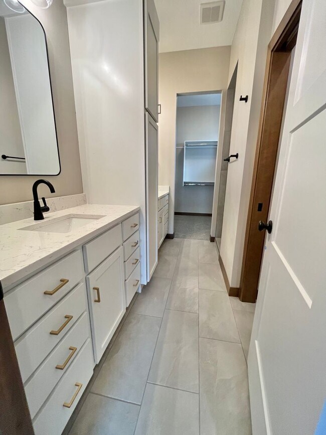 Building Photo - 5 Bed/2.5 Bath Twinhome For Rent!!