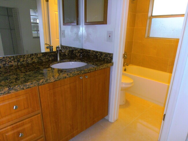 Building Photo - 877 Twin Lakes Dr