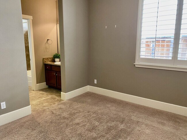 Building Photo - $3,200 Barclay Square, 4 Bd+Solar -Trenton...
