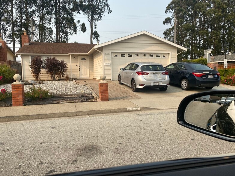 Building Photo - 2400 Evergreen Dr