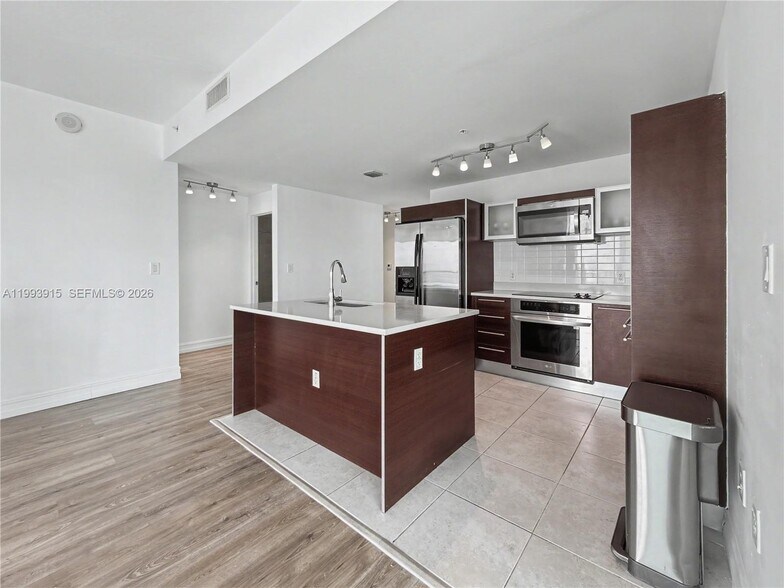 Building Photo - 1900 N Bayshore Dr