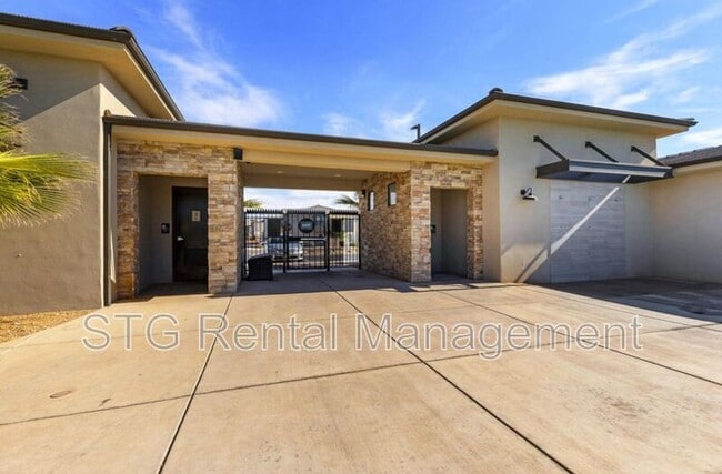 Building Photo - 2916 E Snowberry Dr