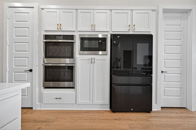 Building Photo - 7727 Pleasant Crst Dr