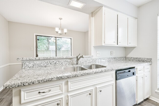 Building Photo - 2714 Foliage Green Dr