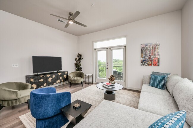 Building Photo - Stylish Spaces in the Center of It All