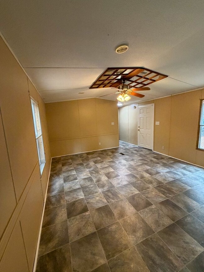 Building Photo - 624 Lance Ln