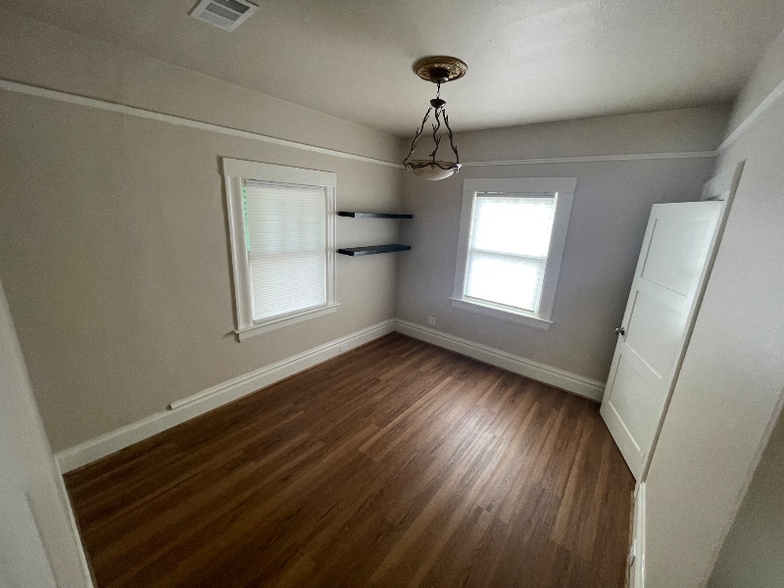 Building Photo - 1127 Elgin St