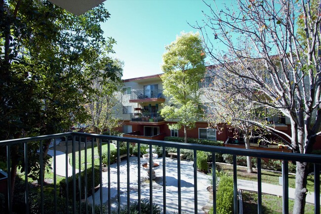 Building Photo - 1 Bedroom Condo For Lease in Fullerton
